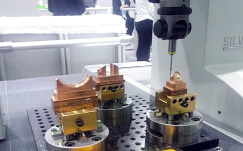 對(duì)于金屬環(huán)境的應(yīng)用，我們?cè)撛趺丛O(shè)計(jì)電子標(biāo)簽和讀寫(xiě)器天線